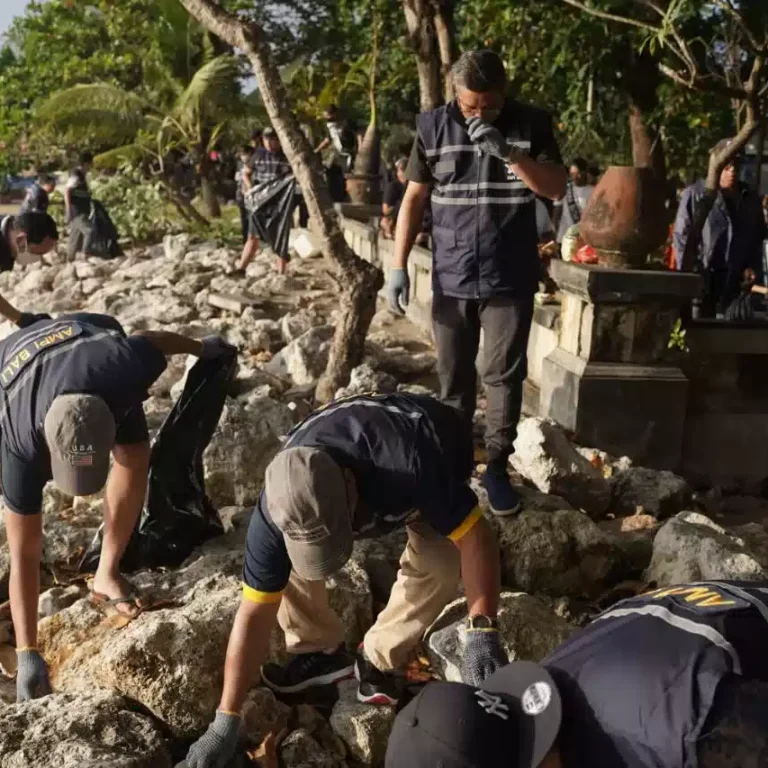 TOP…!AMPI Bali dan Karang Taruna Bersih Pantai