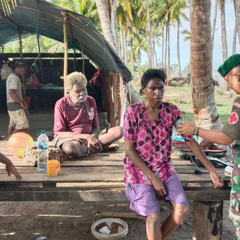 Cuaca Tak Menentu, Satgas Yonif 123/RW Himbau Masyarakat Perbatasan Jaga Kesehatan dan Bagikan Vitamin