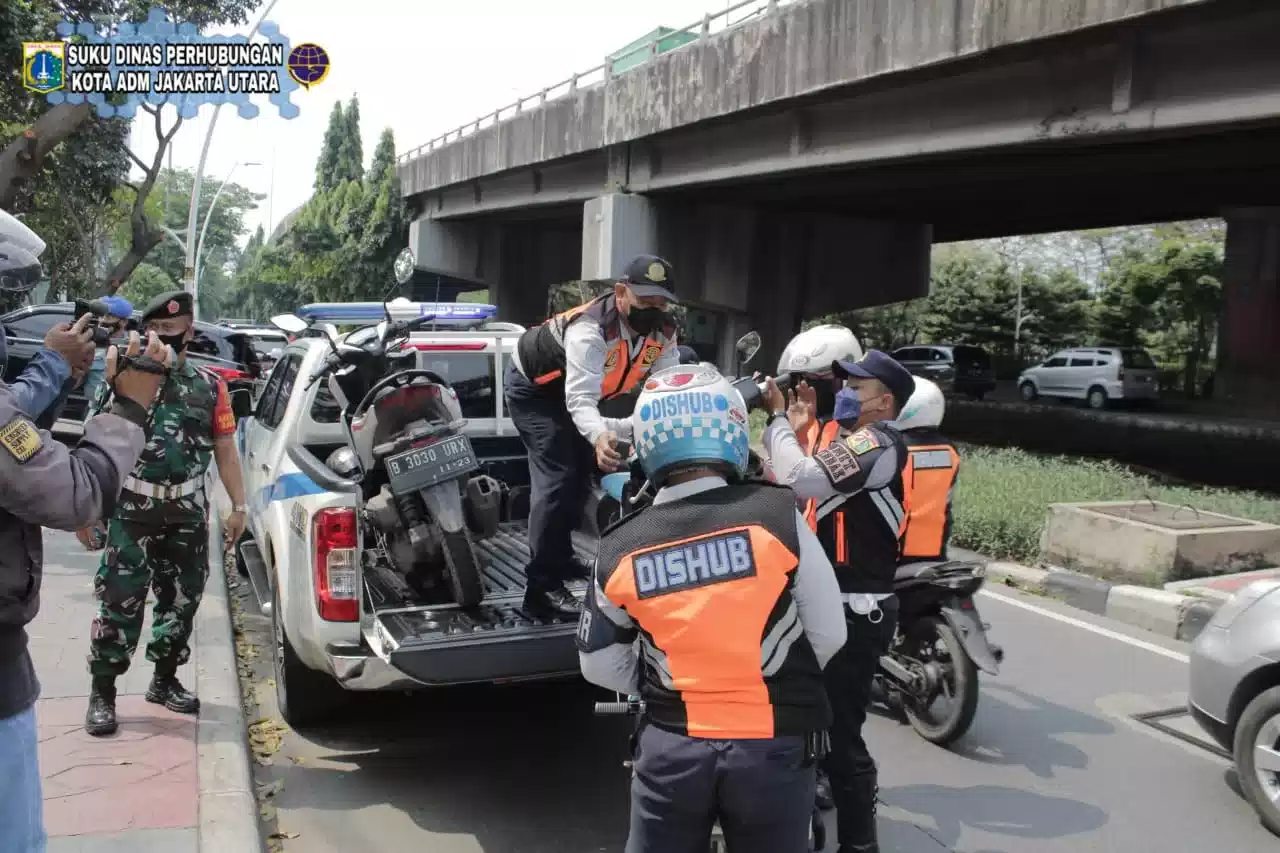 Suku Dinas Perhubungan Jakarta Utara Melaksanakan Operasi Parkir Liar 7 Suku Dinas Perhubungan Jakarta Utara Melaksanakan Operasi Parkir Liar I PojokPublik