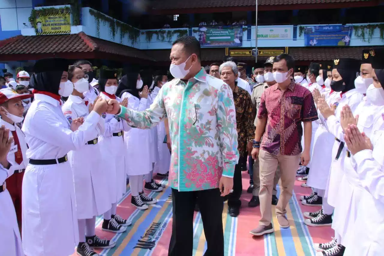 Ketua MPR RI Bamsoet Berikan Motivasi Kepada Civitas Akademika SMPN 49 Jakarta 7 Ketua MPR RI Bamsoet Berikan Motivasi Kepada Civitas Akademika SMPN 49 Jakarta I PojokPublik