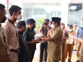 Kemendagri dan BNPP Salurkan Daging Kurban ke Mustahik