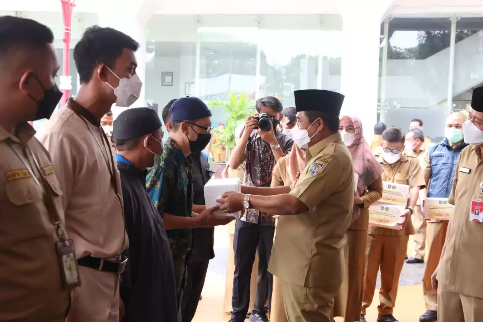 Kemendagri dan BNPP Salurkan Daging Kurban ke Mustahik 6 Kemendagri dan BNPP Salurkan Daging Kurban ke Mustahik I PojokPublik