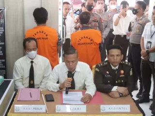Top!!! Kado HUT Adhyaksa Kejari Kaur Gelandang Dua Tersangka Kasus Korupsi Ke Jeruji Besi