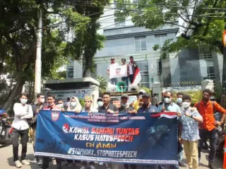 Massa Aksi Geram Desak Edy Mulyadi Dihukum Berat
