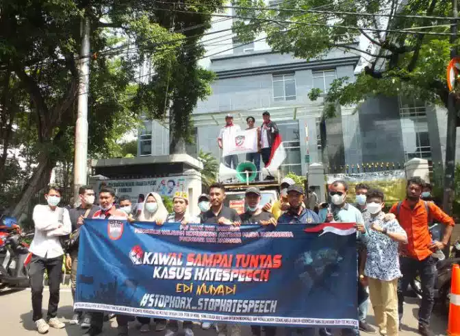 Massa Aksi Geram Desak Edy Mulyadi Dihukum Berat 7 Massa Aksi Geram Desak Edy Mulyadi Dihukum Berat I PojokPublik