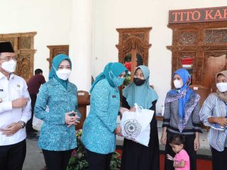 Atasi Stunting, Ketum TP PKK Bagikan Bantuan Pemerintah di Kabupaten Bekasi