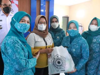 TP PKK Pusat Salurkan Bantuan Pemerintah di Kabupaten Bekasi