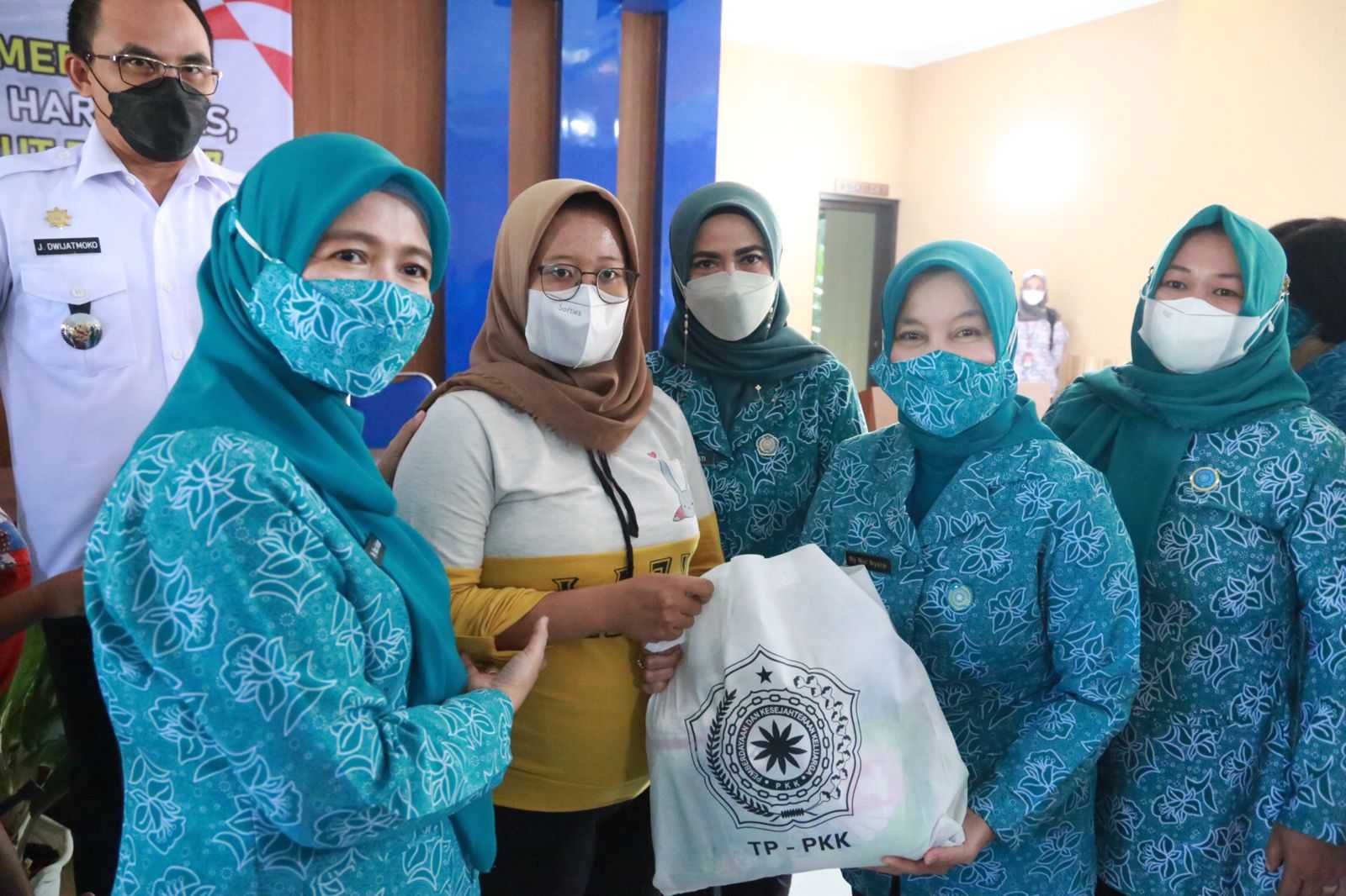 TP PKK Pusat Salurkan Bantuan Pemerintah di Kabupaten Bekasi 7 TP PKK Pusat Salurkan Bantuan Pemerintah di Kabupaten Bekasi I PojokPublik