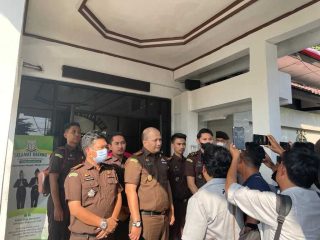 TOP...!Kejari Muara Enim Ringkus Dua ASN