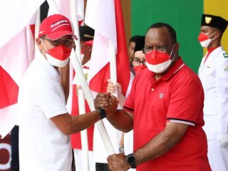 Pupuk Nasionalisme, John Wempi Wetipo Serahkan Bendera Merah Putih kepada Masyarakat Aceh