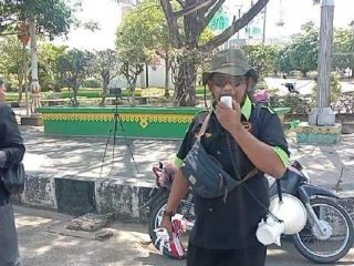 Luar Biasa..! Humas Polres Rohul Bersama Wartawan Bagikan Bendera Merah Putih Gratis