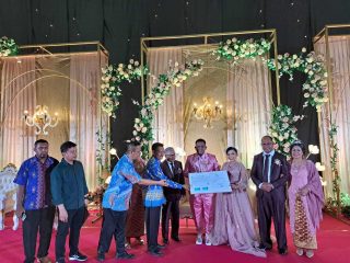 Tim GISA Dukcapil Di Nabire Bikin Pasangan Menikah Makin Bahagia Diberi Langsung 6 Dokumen Kependudukan