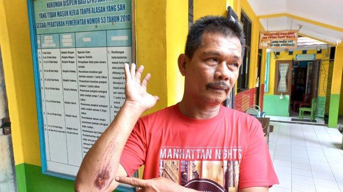 Bantah Memukul Sejumlah Murid SD Kranggot Cilegon, Pensiunan Polisi: Saya Misahin yang Berantem 7 Bantah Memukul Sejumlah Murid SD Kranggot Cilegon, Pensiunan Polisi: Saya Misahin yang Berantem I PojokPublik