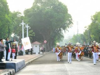Presiden Jokowi Lepas Kirab Merah Putih