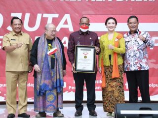 Sukses Selenggarakan Gerakan Pembagian 10 Juta Bendera Merah Putih, Kemendagri Terima Rekor Dunia MURI