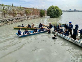 Peduli Lingkungan Polisi di Gresik Tanam Mangrove di Hari Perhubungan Nasional