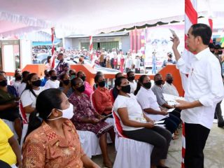 Presiden Jokowi Tinjau Penyerahan Bantuan Sosial di Kantor Pos Kepulauan Aru