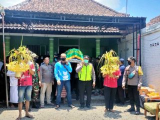 Polda Jatim Berikan Tali Asih ke Korban Kanjuruhan Malang