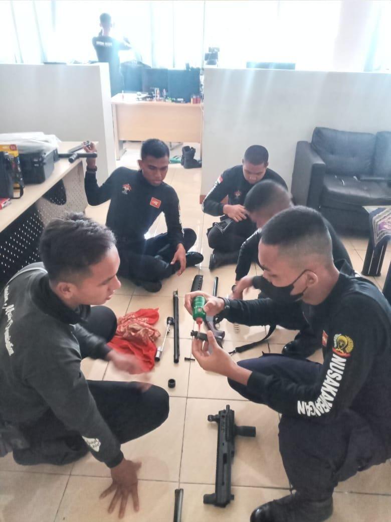 Hari ketiga Magang, Taruna Poltekip 53 Gelombang 3 dibekali Materi Bongkar Pasang Senjata 7 Hari ketiga Magang, Taruna Poltekip 53 Gelombang 3 dibekali Materi Bongkar Pasang Senjata I PojokPublik