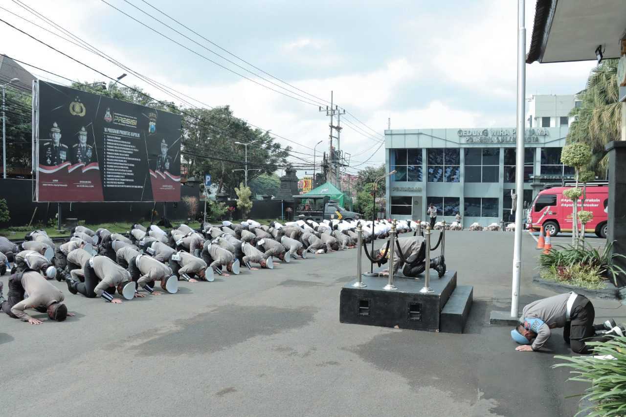 Pimpin sujud masal,Kapolresta Malang kota Berdoa untuk Korban Tragedi Kanjuruan. 7 Pimpin sujud masal,Kapolresta Malang kota Berdoa untuk Korban Tragedi Kanjuruan. I PojokPublik