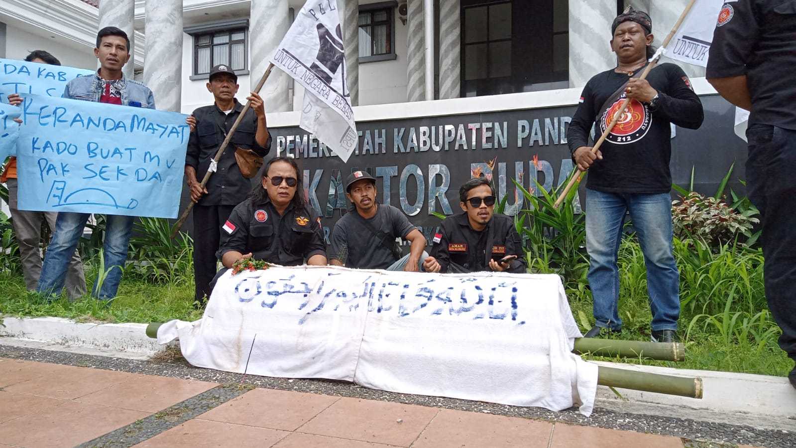 Pokja IPB Unras jilid dua bawa keranda mayat ajikan Yasin buat Sekda Pandeglang 7 Pokja IPB Unras jilid dua bawa keranda mayat ajikan Yasin buat Sekda Pandeglang I PojokPublik