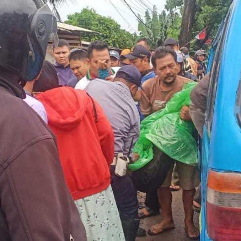 Gagal Nyalip Truck, Pengendara Motor di Tangerang Tewas Tersenggol 10 Gagal Nyalip Truck, Pengendara Motor di Tangerang Tewas Tersenggol I PojokPublik