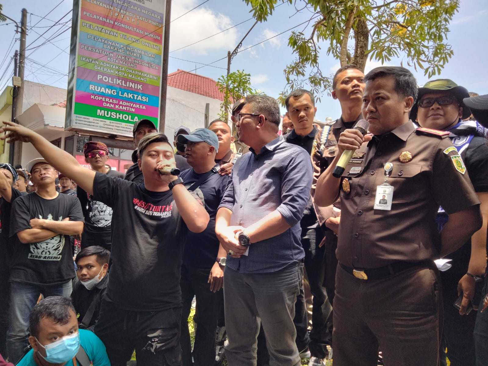 Edy Winarko Temui Ribuan Massa Aksi Aremania 7 Edy Winarko Temui Ribuan Massa Aksi Aremania I PojokPublik