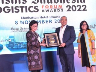 Berhasil Akselerasi Pesisir Jadi Pusat Ekonomi Hijau, Bupati Zaki Raih Penghargaan BILA 2022