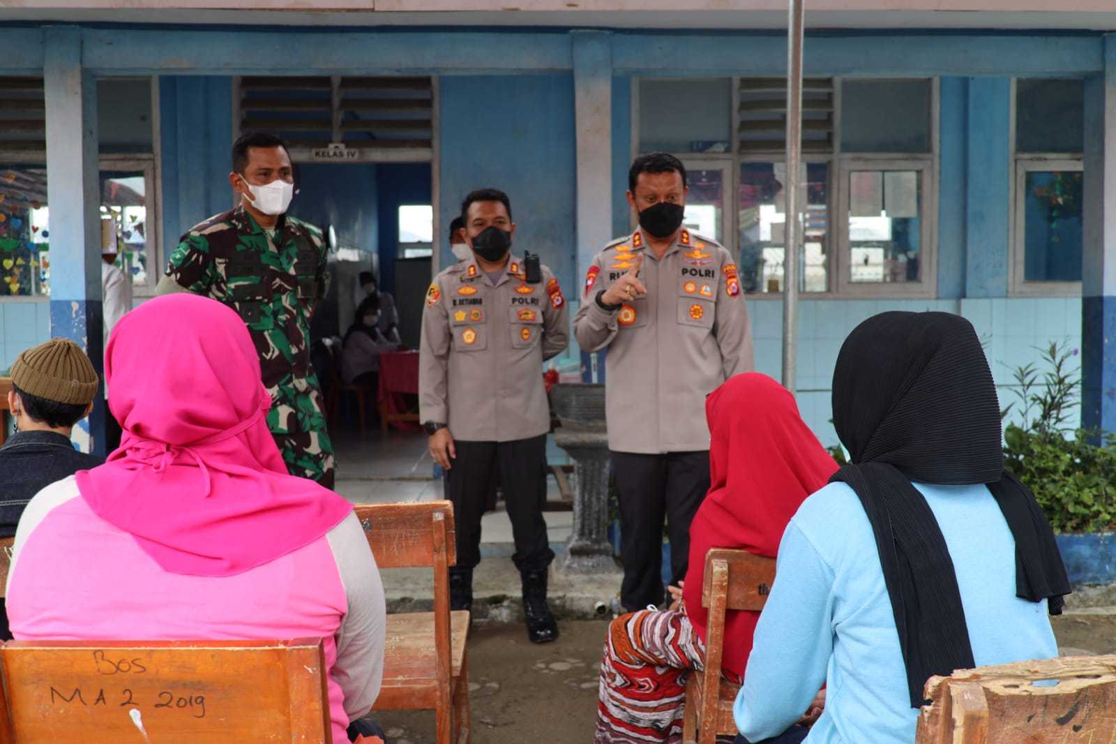 Kapolda Banten Pantau Langsung Pilkades Lebak di TPS 7 Kapolda Banten Pantau Langsung Pilkades Lebak di TPS I PojokPublik