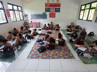 Setahun Lebih Puluhan Siswa MIN 2 Serang Belajar di Lantai
