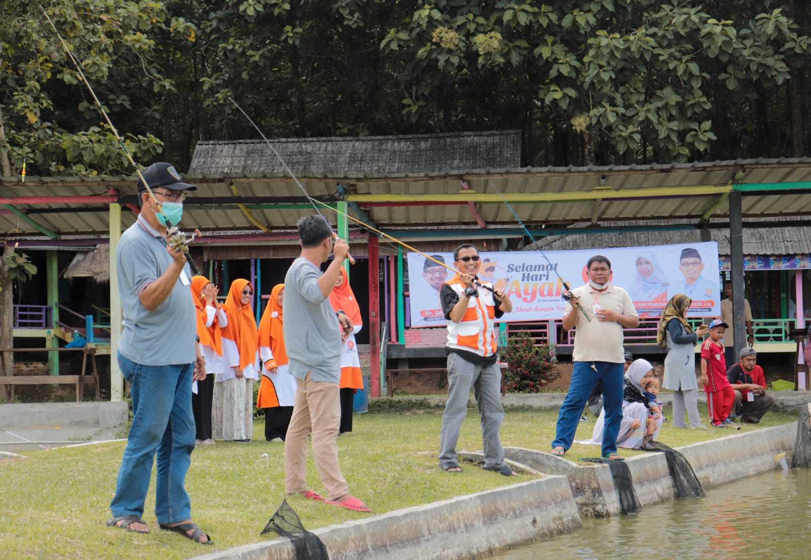 PKS Kota Serang Gelar Mancing Ceria & Fun Games Bersama Ayah 6 PKS Kota Serang Gelar Mancing Ceria & Fun Games Bersama Ayah I PojokPublik