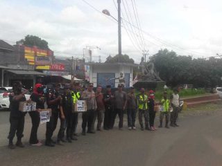 Kapolsek Labuan dampingi Acara bakti sosial Forkom untuk gempa Cianjur