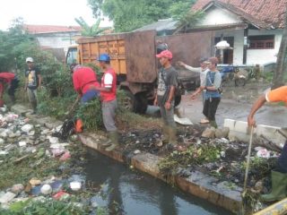 SIKAT !!! DLHK Bersama Pemerintah Kosambi Gempur Sampah Liar