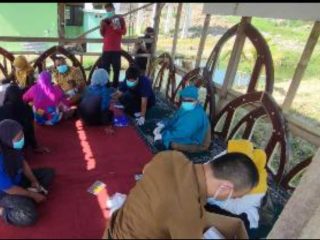 Monitor Pengobatan Gratis, Kepala DLHK Nimbrung Makan Bareng Bersama Pemulung