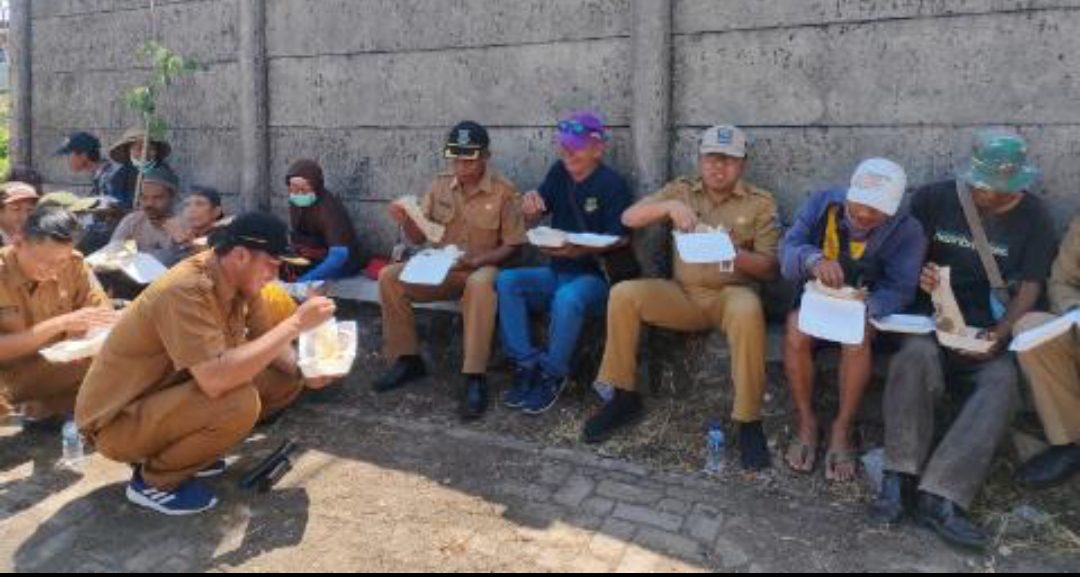 Monitor Pengobatan Gratis, Kepala DLHK Nimbrung Makan Bareng Bersama Pemulung 2 Monitor Pengobatan Gratis, Kepala DLHK Nimbrung Makan Bareng Bersama Pemulung I PojokPublik