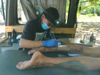 UNIK..!! Seniman Tattoo Bikin Ide Tattoo Traveling