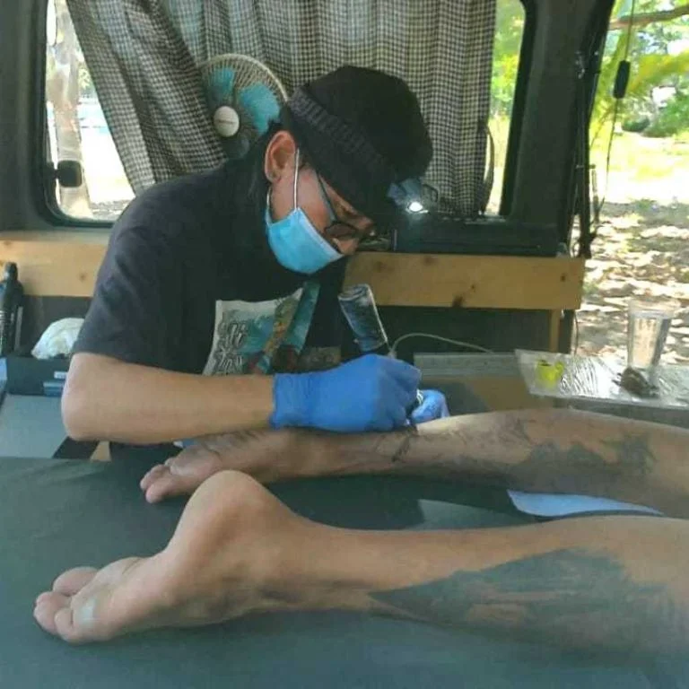 UNIK..!! Seniman Tattoo Bikin Ide Tattoo Traveling 13 UNIK..!! Seniman Tattoo Bikin Ide Tattoo Traveling I PojokPublik