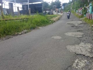 Warga Keluhkan Jalan Bergelombang Depan Terminal Cadasari Nyoreang