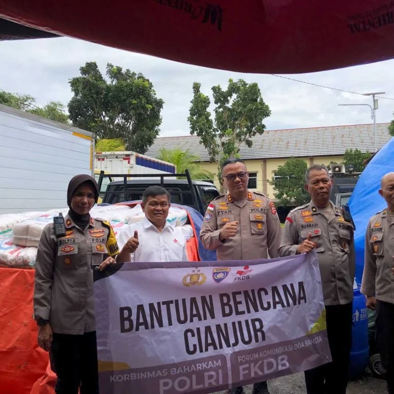 KORBINMAS POLRI DAN FKDB SALURKAN BANTUAN KORBAN GEMPA CIANJUR 12 KORBINMAS POLRI DAN FKDB SALURKAN BANTUAN KORBAN GEMPA CIANJUR I PojokPublik