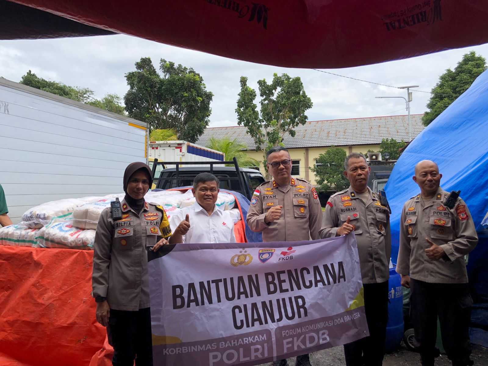 KORBINMAS POLRI DAN FKDB SALURKAN BANTUAN KORBAN GEMPA CIANJUR 7 KORBINMAS POLRI DAN FKDB SALURKAN BANTUAN KORBAN GEMPA CIANJUR I PojokPublik