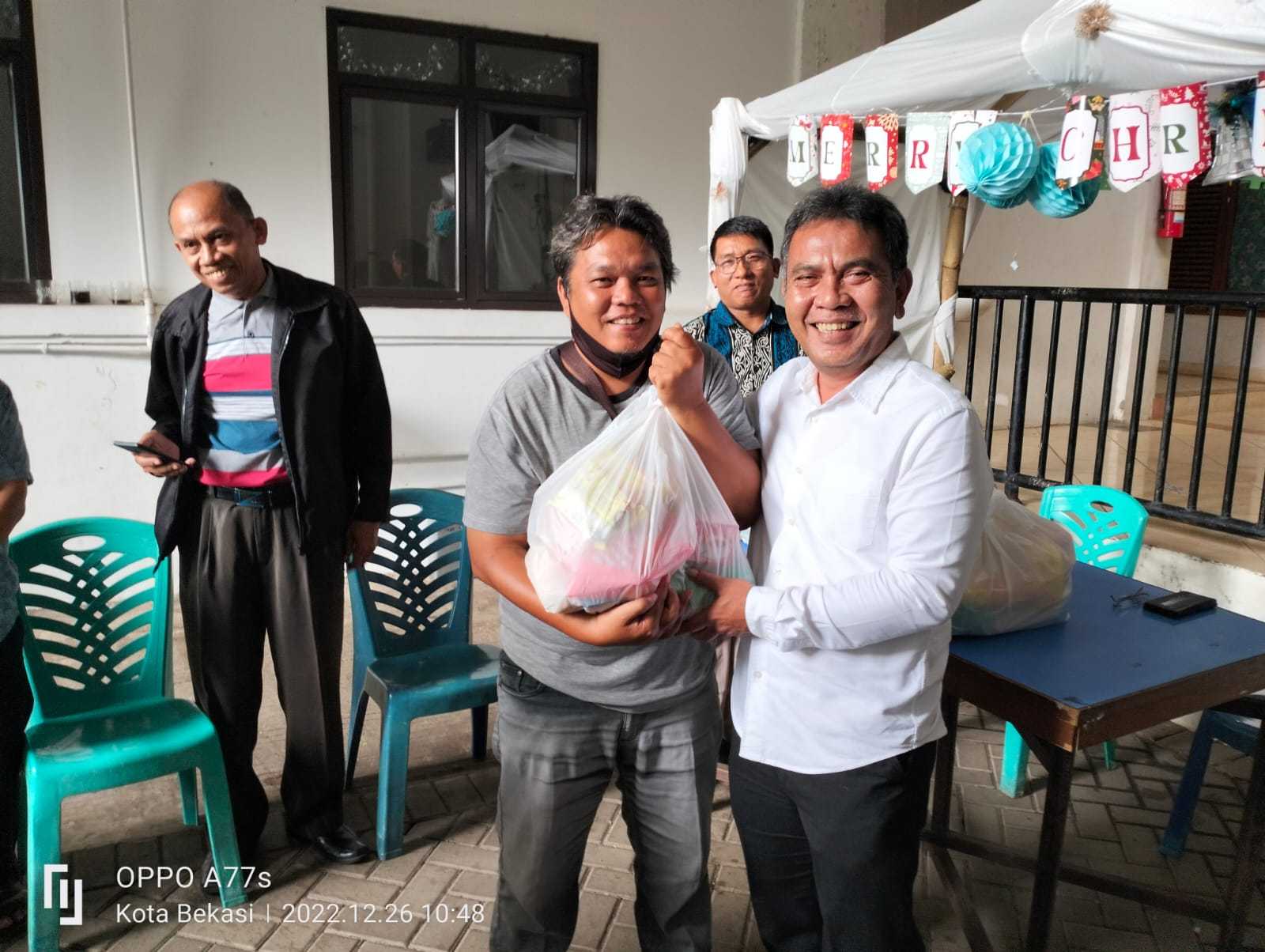 PDT Helbin Bancin Terus Berbagi Kasih Bareng Warga Saat Perayaan Natal 7 PDT Helbin Bancin Terus Berbagi Kasih Bareng Warga Saat Perayaan Natal I PojokPublik