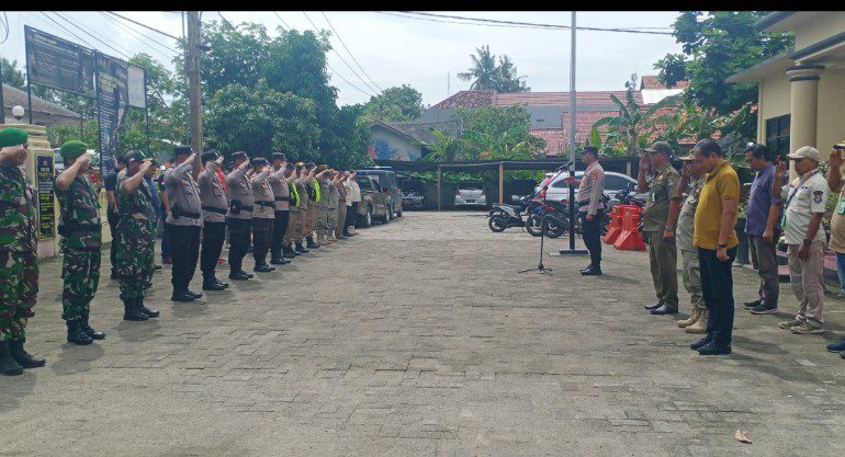 Apel Gabungan Pengamanan Malam Tahun Baru 2023, Kapolsek Mauk: Ciptakan Kondusipitas Wilayah 2 Apel Gabungan Pengamanan Malam Tahun Baru 2023, Kapolsek Mauk: Ciptakan Kondusipitas Wilayah I PojokPublik