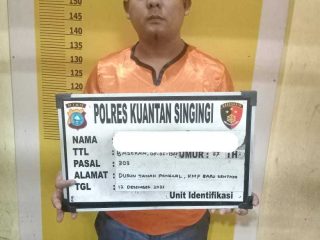 Polres Kuansing Gerebek Pelaku Judi Online di Benai, Uang hingga HP dijadikan Barbuk
