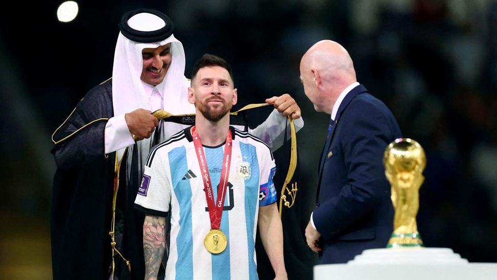 Argentina Juara! Messi Terlihat Mengenakan Jubah "Bisht" Saat Angkat Trofi Piala Dunia Qatar 2022 2 Argentina Juara! Messi Terlihat Mengenakan Jubah "Bisht" Saat Angkat Trofi Piala Dunia Qatar 2022 I PojokPublik