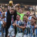 Argentina Juara! Messi Terlihat Mengenakan Jubah "Bisht" Saat Angkat Trofi Piala Dunia Qatar 2022 I PojokPublik