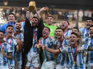 Argentina Juara! Messi Terlihat Mengenakan Jubah "Bisht" Saat Angkat Trofi Piala Dunia Qatar 2022