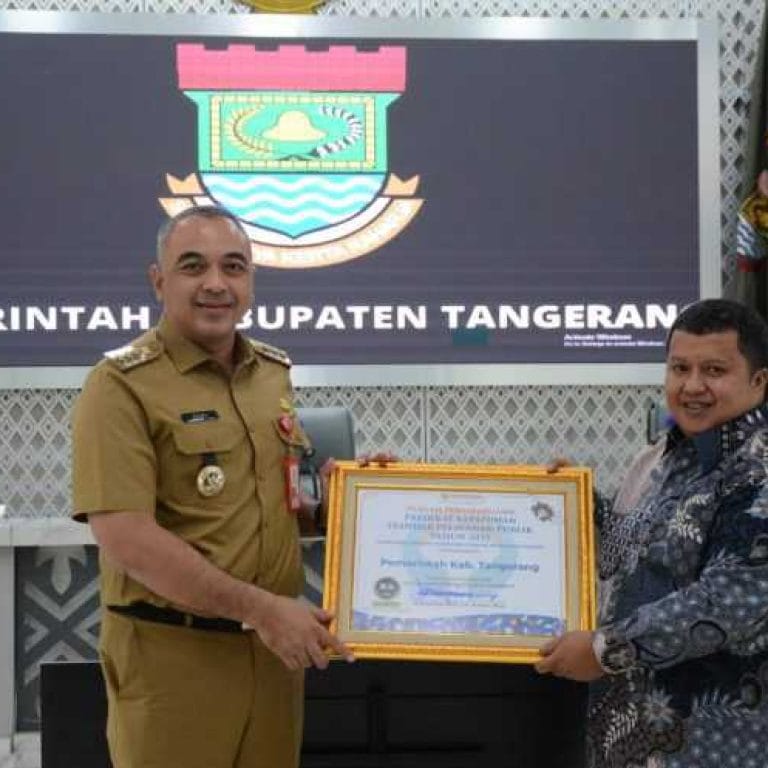 Bupati Zaki Terima Penghargaan dari Ombudsman RI