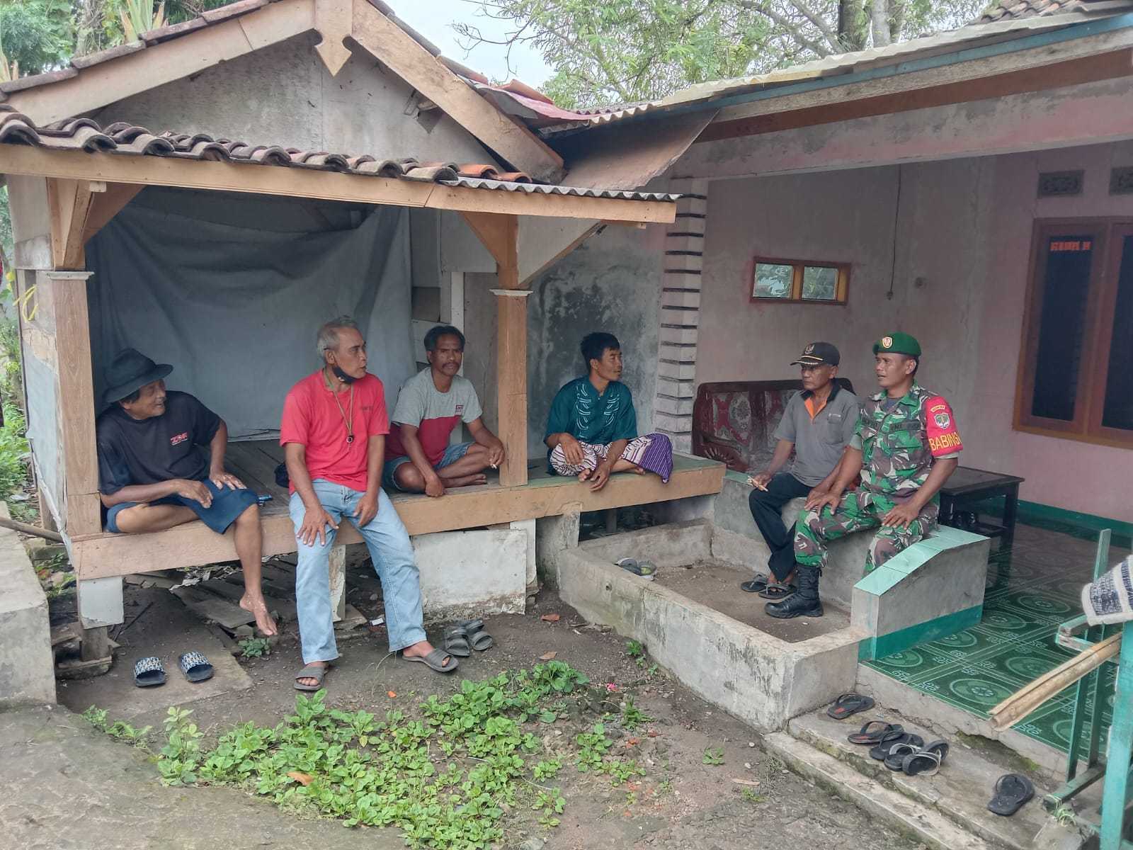 Babinsa Koramil 05 /Blrj Kodim 0510/Trs Lakukan Kegiatan Serter Dalam Rangka Komsos di Wilayah Binaannya 7 Babinsa Koramil 05 /Blrj Kodim 0510/Trs Lakukan Kegiatan Serter Dalam Rangka Komsos di Wilayah Binaannya I PojokPublik