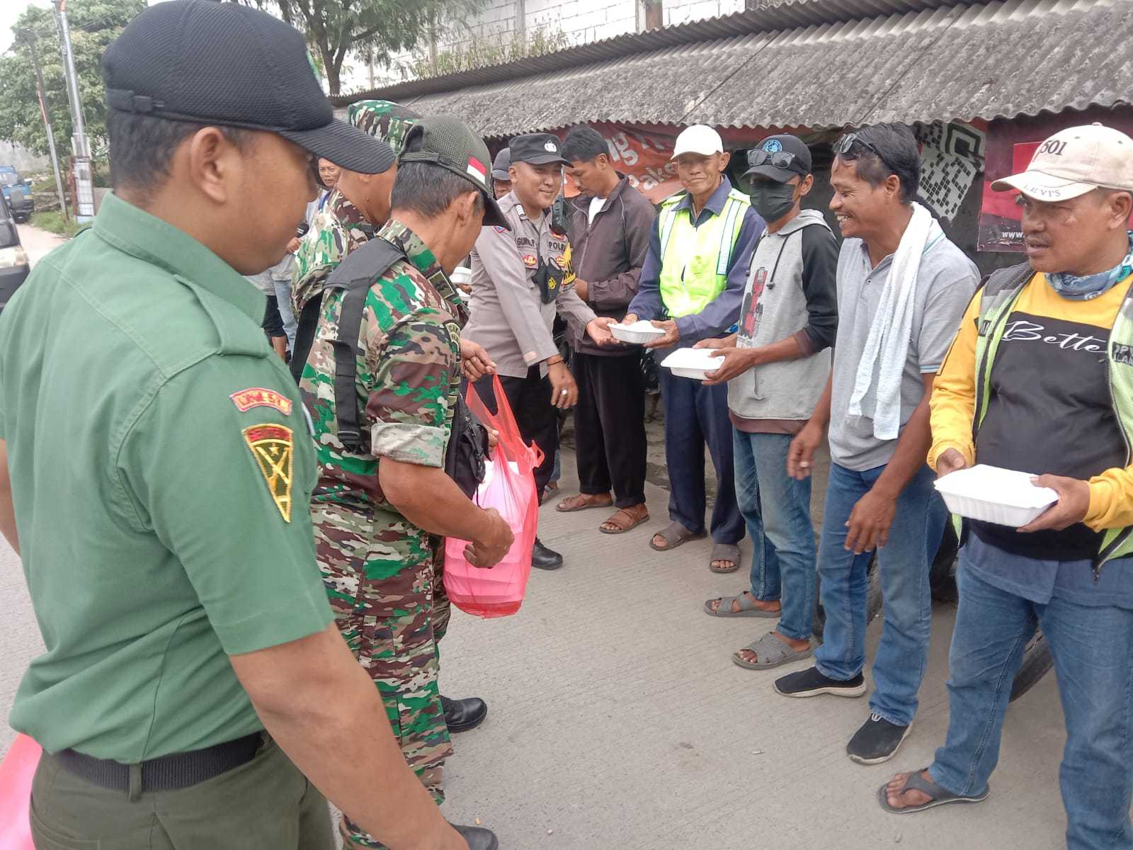 Jum’at berkah rutin Koramil 05/Balaraja Kodim 0510/Tigaraksa 7 Jum’at berkah rutin Koramil 05/Balaraja Kodim 0510/Tigaraksa I PojokPublik