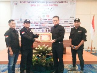 Wakil Ketua DPRD Banten Barhum HS Terima Penghargaan Dari FWJ Indonesia